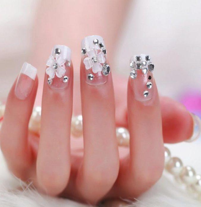 actrices-s-con-disenos-de-unas-piedritas-6
