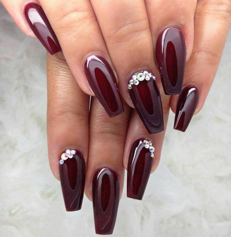 decoracion-diseno-de-unas-para-manos-piedritas-color-vino-4