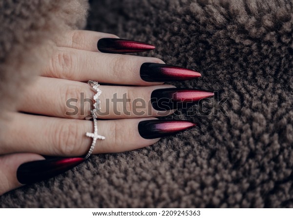 Diseño De Barniz en Uñas Para Mujeres Darks