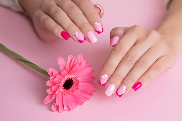 diseno-de-flores-con-gel-en-unas-manos-7