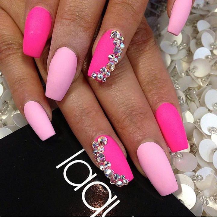 diseno-de-unas-acrilicas-en-color-fucsia-2