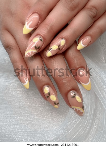 diseno-de-unas-acrilicas-en-tonos-amarillos-pastel-6