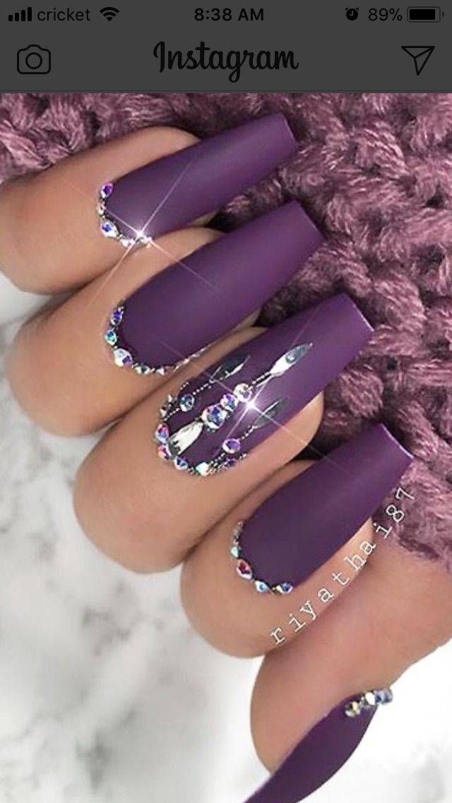 diseno-de-unas-acrilicas-negras-con-morado-4
