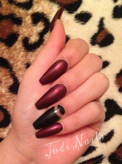 Diseño De Uñas Acrí­licas Color Rojo Oxido