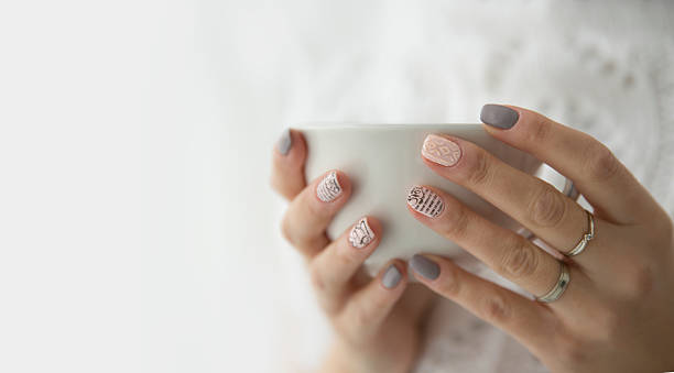 diseno-de-unas-agarrando-taza-4