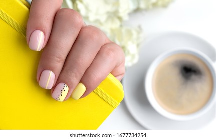 diseno-de-unas-agarrando-taza-5