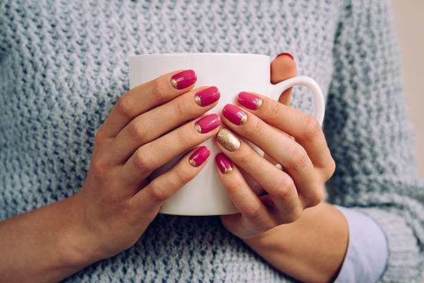 diseno-de-unas-agarrando-taza-6
