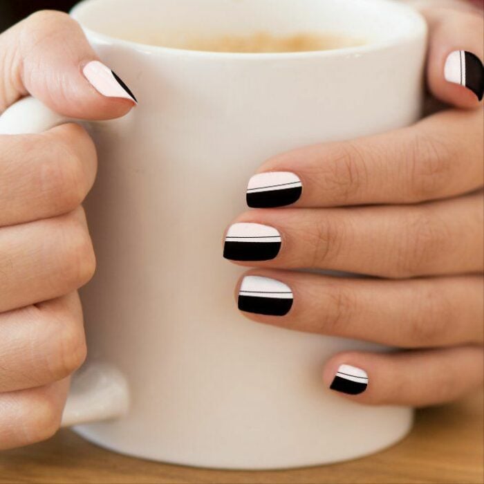 diseno-de-unas-agarrando-taza-7