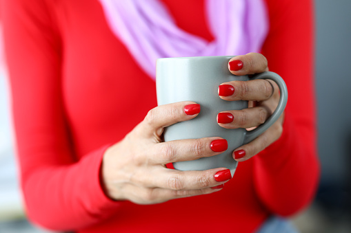 diseno-de-unas-agarrando-taza-de-cafe-2
