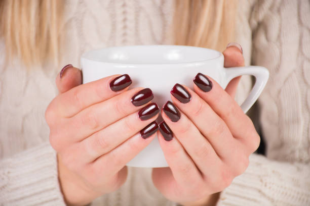 diseno-de-unas-agarrando-taza-de-cafe-3