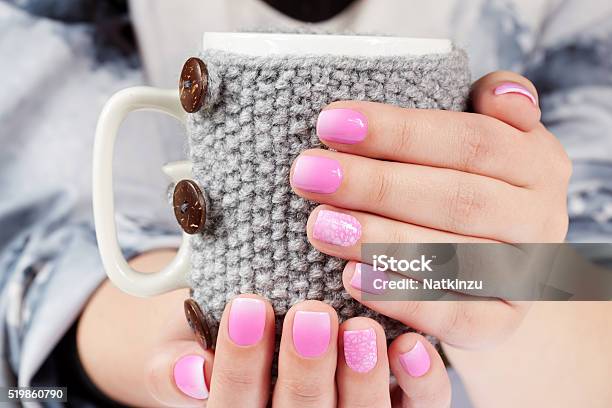 diseno-de-unas-agarrando-taza-de-cafe-4