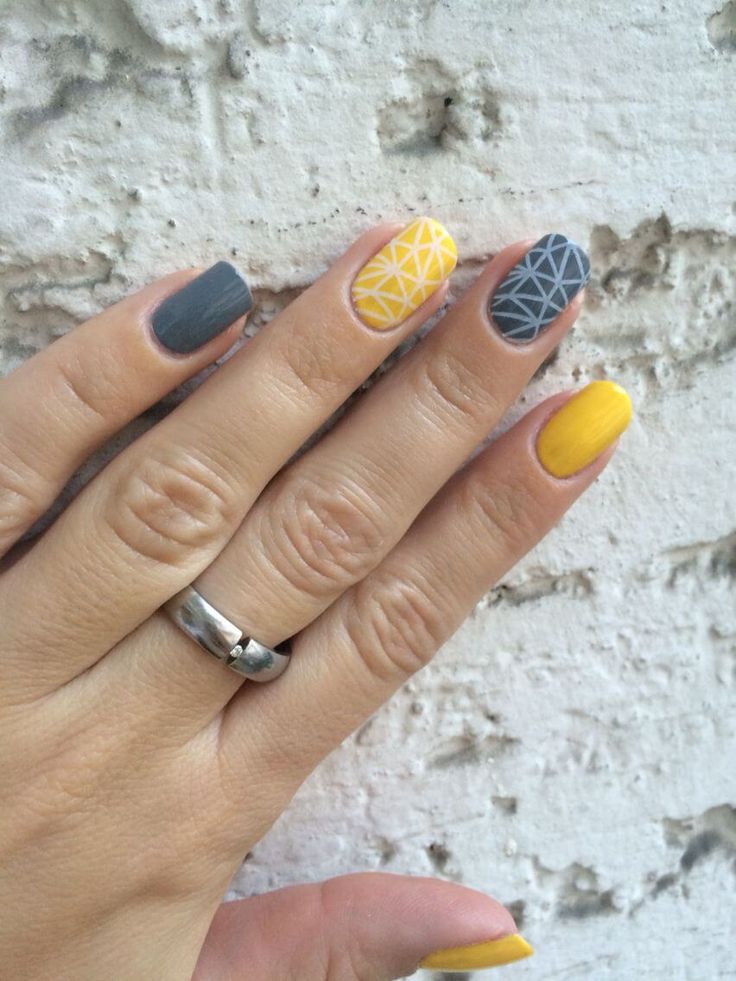 diseno-de-unas-amarillo-y-gris-2