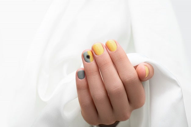 diseno-de-unas-amarillo-y-gris-7
