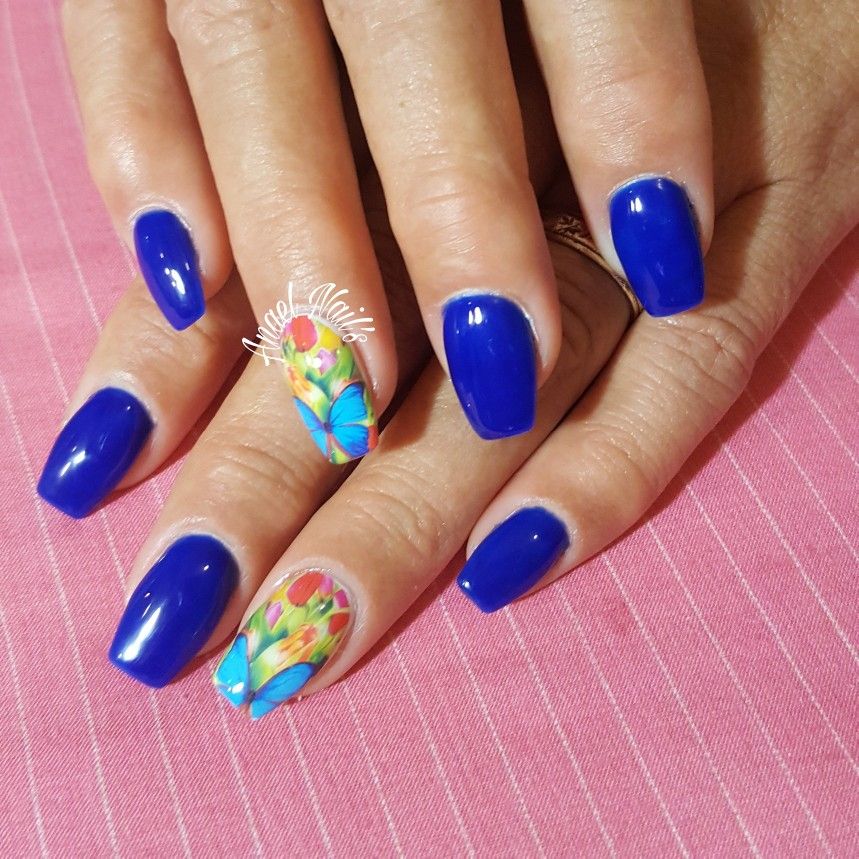diseno-de-unas-azul-rey-con-rosa-figuras-2