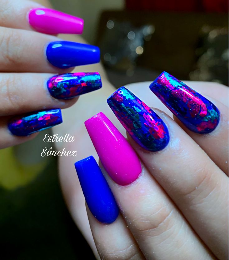 diseno-de-unas-azul-rey-con-rosa-fiucha-2