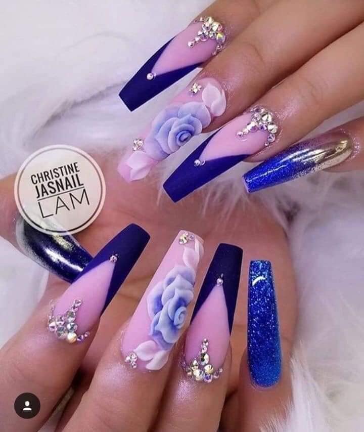 diseno-de-unas-azul-rey-con-rosa-fiucha-5