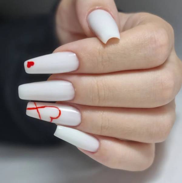 diseno-de-unas-blancas-con-letras-6