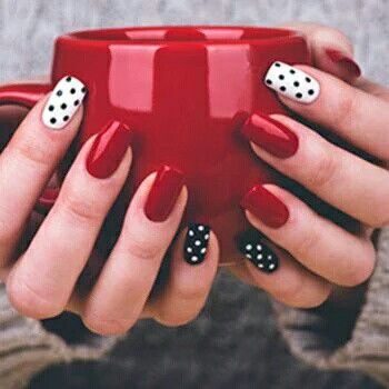 Diseño De Uñas Blancas Con Nwgrobo Rojo