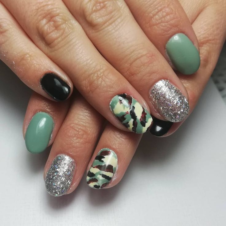 Diseño De Uñas Blanco Con Verde Militar