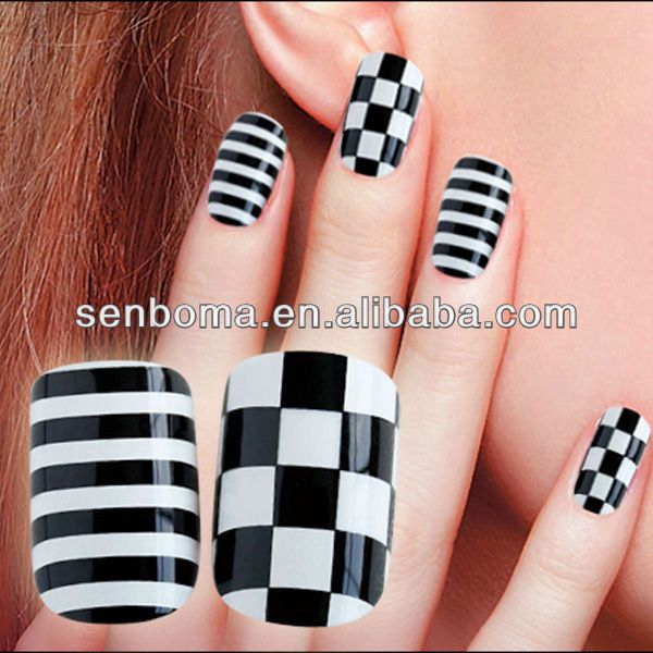 diseno-de-unas-blanco-y-negro-rayas-y-puntos-2