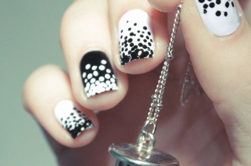 diseno-de-unas-blanco-y-negro-rayas-y-puntos-5