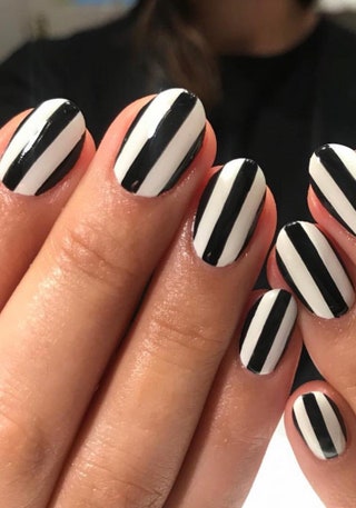 diseno-de-unas-blanco-y-negro-rayas-y-puntos-6