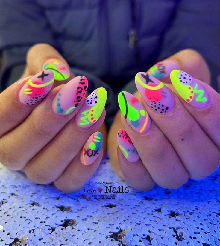 diseno-de-unas-bonito-neon-6