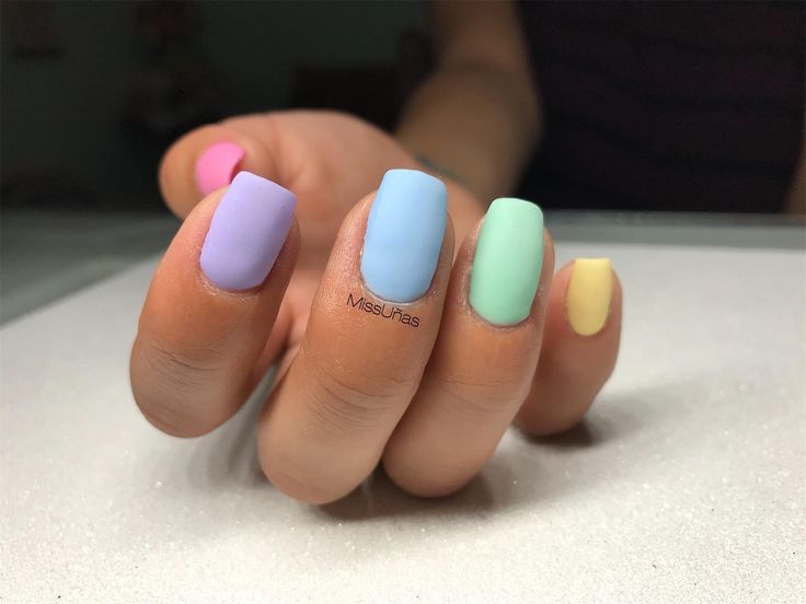 diseno-de-unas-color-azul-amarillo-y-verde-4