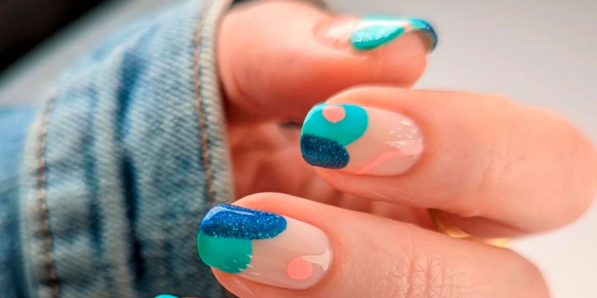 diseno-de-unas-color-azul-con-combinacion-coral-4