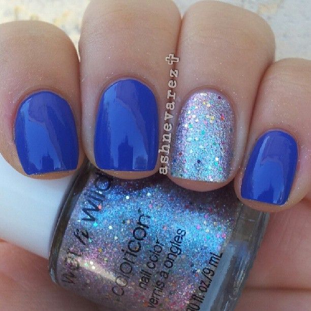 diseno-de-unas-color-azul-con-glitter-blanco-3