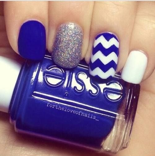 diseno-de-unas-color-azul-con-glitter-blanco-6