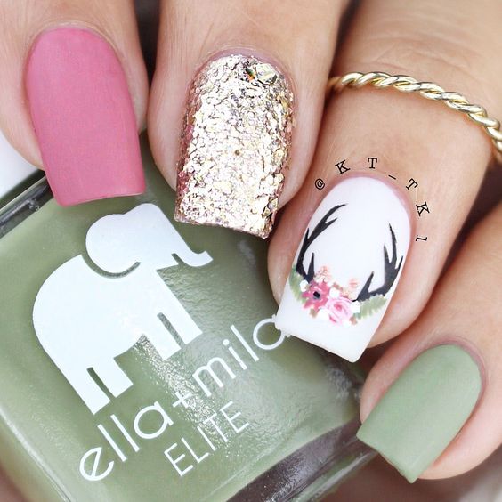 Diseño De Uñas Color Beige Con Un Cereso