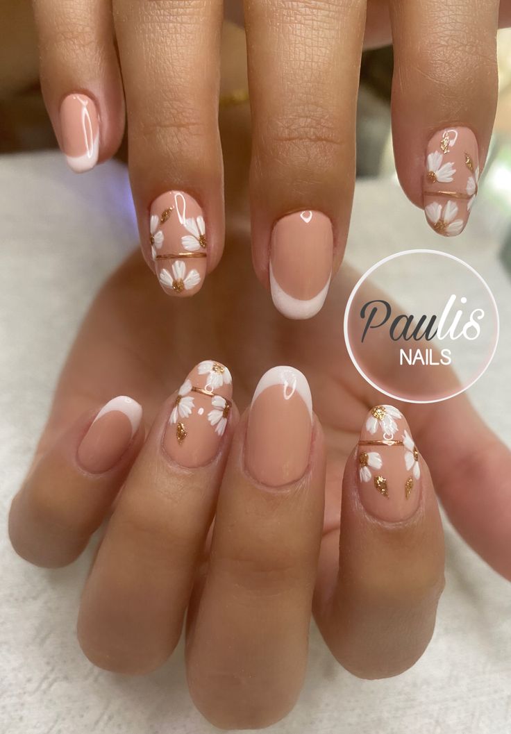 diseno-de-unas-color-beige-con-un-cereso-3
