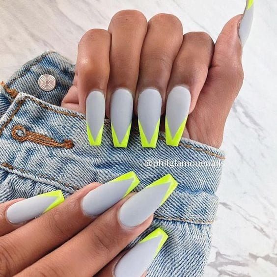 Diseño De Uñas Color Blanco Con Fosforescente