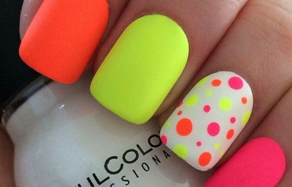 diseno-de-unas-color-blanco-con-fosforescente-7