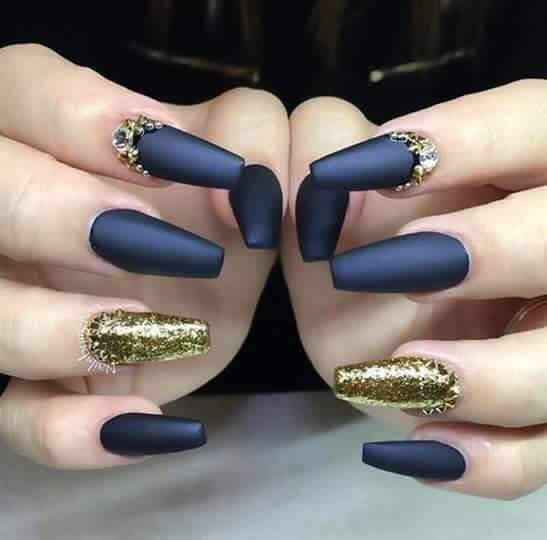 diseno-de-unas-color-espejo-azul-oscuro-4