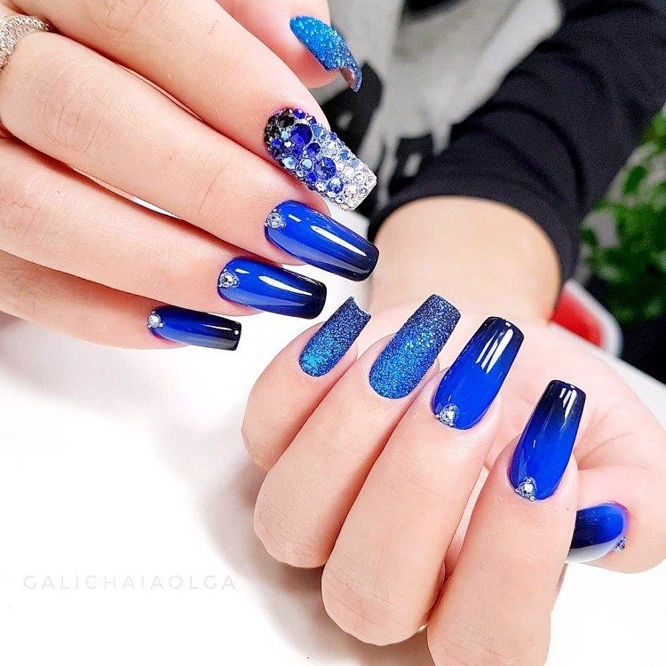 diseno-de-unas-color-espejo-azul-oscuro-con-piedras-7