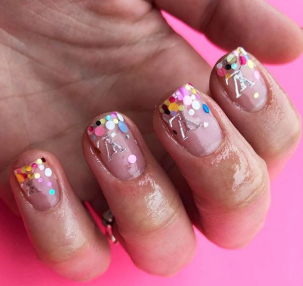 diseno-de-unas-color-natural-con-confeti-2