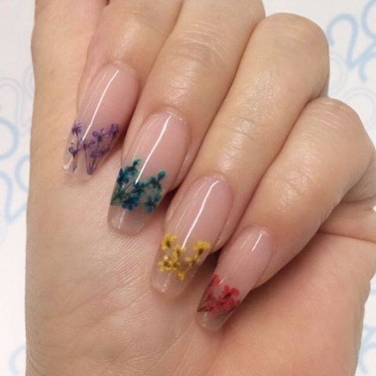 diseno-de-unas-color-transparente-y-naturaleza-muerta-6