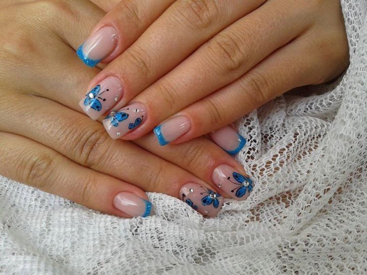 diseno-de-unas-color-turquesa-con-una-mariposa-2