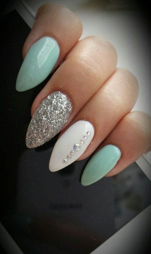 diseno-de-unas-color-verde-con-glitter-blanco-5