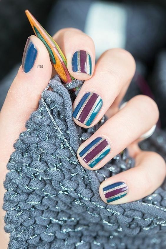 diseno-de-unas-color-vino-con-puntos-azules-3