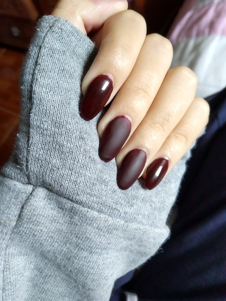 diseno-de-unas-color-vino-con-puntos-azules-7