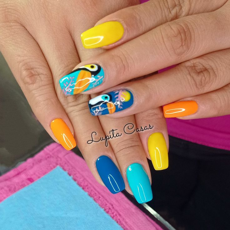 Diseño De Uñas Colr Naranja Con Diamantina Azul
