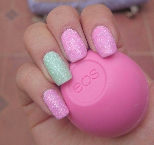 Diseño De Uñas Con Color Verde Y Rosa
