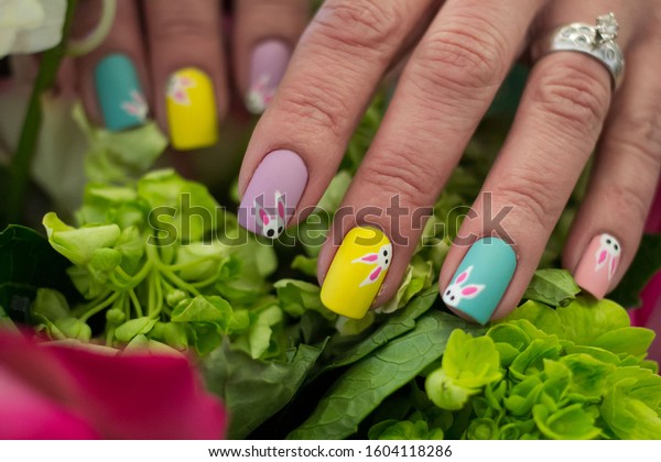 diseno-de-unas-con-conejitos-en-una-verde-5