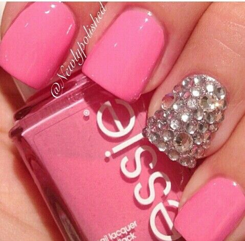 diseno-de-unas-con-esmaltado-tonos-rosas-y-piedras-3