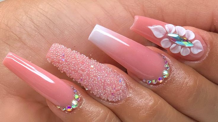 diseno-de-unas-con-esmaltado-tonos-rosas-y-piedras-5