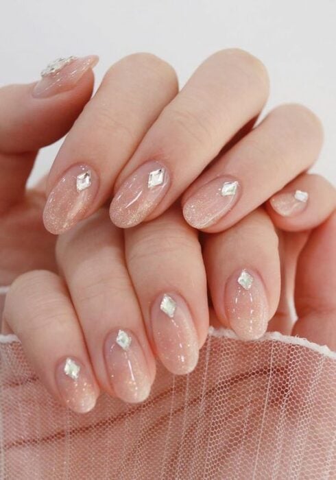 diseno-de-unas-con-esmaltado-tonos-rosas-y-piedras-7