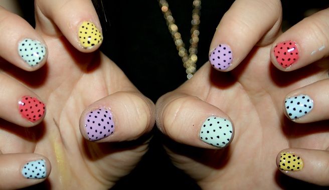 Diseño De Uñas Con Esmalte De Puntos De Colores